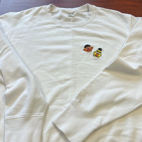 UNIQLO x KAWS x Sesame Street Crewneck - Picture 3 of 4